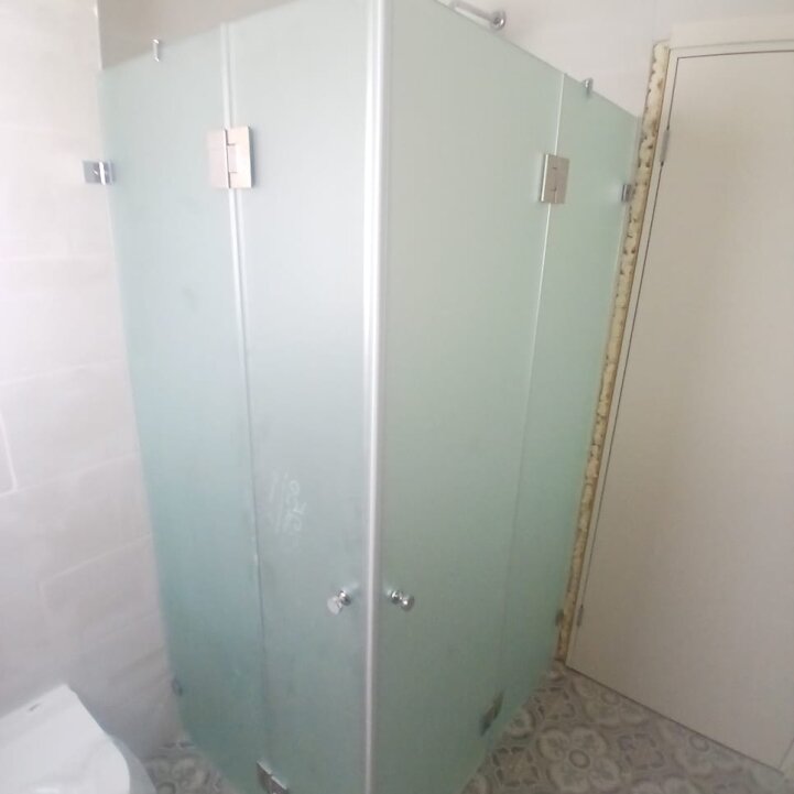 מקלחון זכוכית חלבית