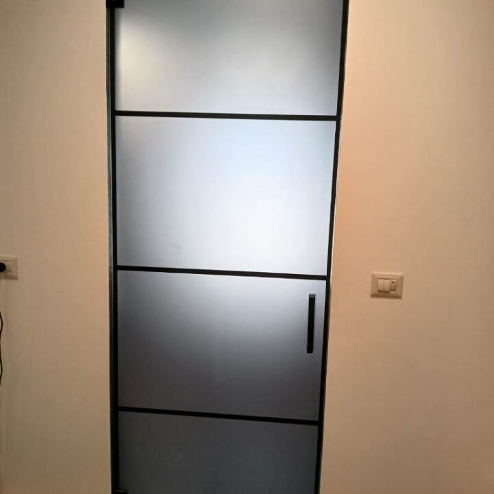 דלת כניסה מזכוכית