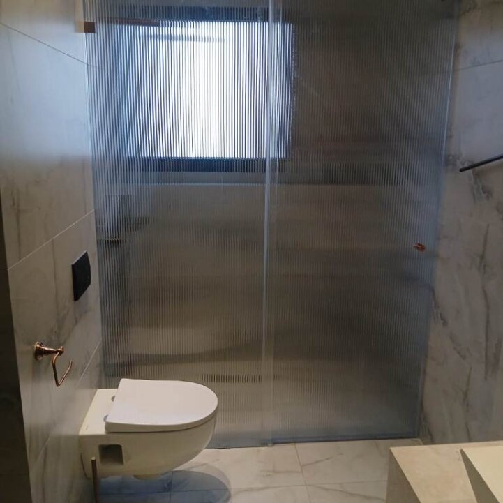 מקלחון חזית שתי דלתות 