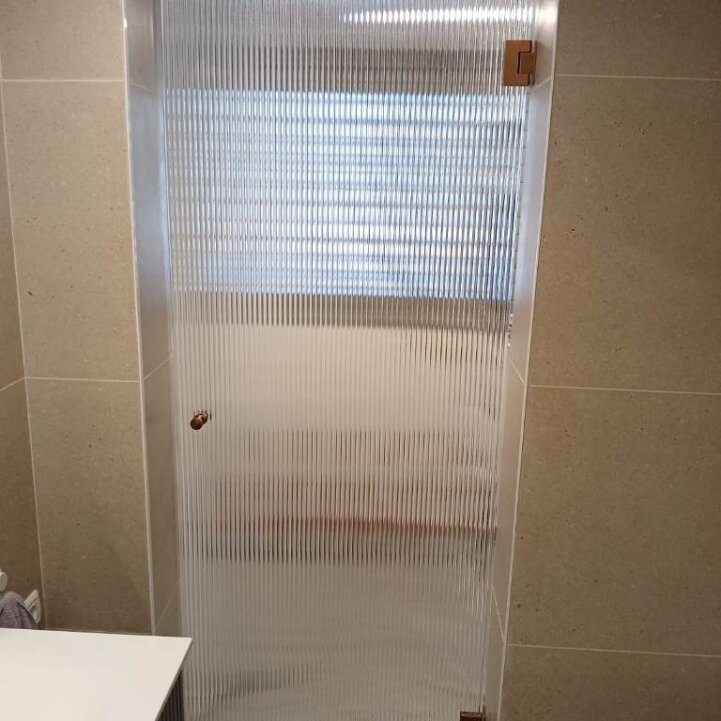 דלת כניסה מזכוכית