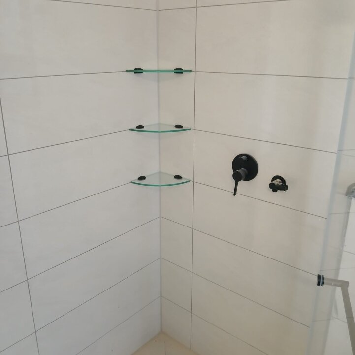 מדפים לחדר רחצה