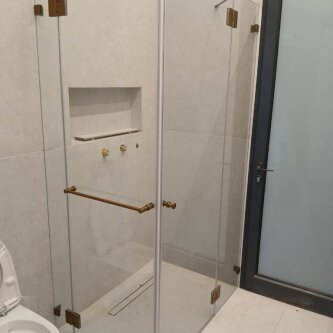 מקלחון זכוכית זהב