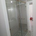 מקלחון חזית דלת הזזה